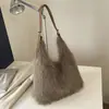 Bolsa de Pelúcia Leve de Luxo Feminina Versátil Moda High-End Retro para o Dia a Dia Bolsa de Mão Bolsa de Ombro Casual Bolsa de Pelo