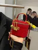 Bolsa pequena quadrada versátil e fashion, design simples, transversal, estilo Chanel, bolsa plissada transfronteiriça, novo modelo 2026