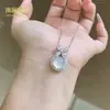 Estilo Livro Vermelho Prateado Incrustado Calcedônia Branca de Gelo Alto Pequena Cereja Redonda Cabochão Colar Clavícula Princesa Fugitiva