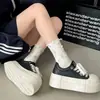 Zapatillas blancas de mujer con plataforma para aumentar la altura, nuevo modelo de verano 2026, adecuadas para combinar con faldas, zapatillas chunky de caña baja