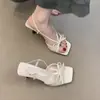 Sandálias de salto alto elegantes estilo francês Chuyu Ji Fangtou com uma alça, bico aberto, laço, estampa floral e salto fino para mulheres