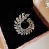 Broche de Letra Diamante Chapado en Oro Real Lujo Ligero Francés Alto Sentido Corsage Pecho a Presión Moda Antigua Media Joyería al por Mayor Mujeres
