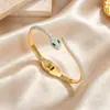 Pulsera de Acero Dorado y Titanio Transfronteriza Europea y Americana Que No Se Desvanece y Está Incrustada con Diamantes Diseño de Nicho Forma de Serpiente Simple Lujo Pulsera de Flor de Cuatro Pétalos