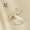 Tubo de brillo de labios biselado cuadrado hecho a medida Jinze con anillo central, 6 ml/7 ml, empaque de tubo vacío de plástico