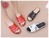 Sandálias femininas 2024 Verão novos sapatos de mãe planos ao ar livre sandálias de cunha elegantes e versáteis para mulheres de meia-idade