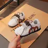 Zapatillas de moda para niñas 2026 nuevos zapatos blancos de primavera y otoño para niños, zapatillas casuales versátiles ligeras de suela blanda para niños grandes