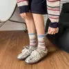Calcetines de primavera y verano para mujer con etiquetas de tela de color contrastante, rayas coloridas, bordes enrollados, diseño de volantes de moda, versátiles calcetines de algodón hasta la pantorrilla para primavera y otoño