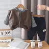 Chaqueta Chaleco de Cuero de Moda para Niños Conjunto de Tres Piezas Atuendo de Primavera 2026 Nueva Ropa Elegante de Primavera/Otoño para Niños Jeans de Bebé