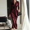 Verão 2026 Novas Roupas Femininas Transfronteiriças Europeias e Americanas Vestidos Franceses Emagrecedores Decote V Cor Sólida Vestidos Longos