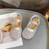 Zapatos de Malla Transpirable con Pedrería para Niñas con Suelas Suaves y Sandalias de Punta Cerrada, Nuevo Estilo Verano 2026, Zapatos de Playa Versátiles de Color Sólido para Niñas