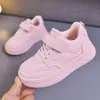 Zapatillas Blancas para Niños 2026 Otoño/Invierno Nuevo Modelo Zapatos Deportivos para Niños Ligeros Zapatos Casuales de Tabla para Niñas Suela Suave Zapatos para Bebé Modernos