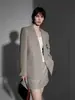 Traje de lana ligero con borde crudo y cuello en V, para mujer, con hombros de ángulo recto, cuello desestructurado relajado, chaqueta de traje de alta gama