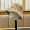 Nova Versão Coreana 2025 Chapéu de Pescador de Pelúcia Outono e Inverno para Mulheres, Chapéu Quente de Lã de Carneiro Sintética, Chapéu Bucket Fashionável para Afinar o Rosto