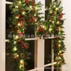Guirlanda de Natal em PVC com Agulhas de Pinheiro Misturadas com Frutas Brancas e Vermelhas 2,7m Decoração de Rattan Estilo Europeu para Lareira