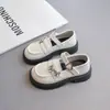 Zapatos Pequeños de Piel para Niñas Nuevo Estilo Primavera/Otoño 2026 para Niños Medianos y Mayores Zapatos Versátiles de Princesa Mocasines Zapatos Negros de Rendimiento Individual