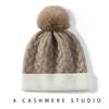 Chapéu de Cashmere Feminino com Design de Bolinha de Pelo em Cores Contrastantes, Estilo Fofo e Suave, Roupa Versátil para o Trabalho, Chapéu de Lã Tricotado com Proteção para as Orelhas