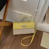 Bolso para mujer de diseño de nicho estilo francés, nuevo modelo 2026, bolso cruzado versátil de color block, bolso de mano cuadrado pequeño moderno y súper popular