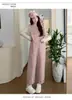 Roupas de Gravidez 2026 Coleção Nova Primavera: Macacão Jeans Rosa Fresco e Simples + Camiseta de Bolinhas Conjunto Maternidade