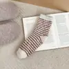 Nuevos Calcetines de Coral con Rayas de Media Pantorrilla Otoño/Invierno Engrosados Calientes para el Piso Ropa Sencilla para el Hogar Calcetines para Dormir de Mujer Cruzados