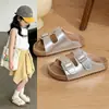 Venda Quente Super Populares Sandálias Birkenstock com Plataforma para Aumentar a Altura para Meninas Verão 2026 Novo Estilo Sandálias de Uma Tira Preguiçosas para Meninos ao Ar Livre