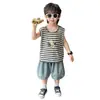 Roupa de Verão Infantil: Conjunto de Colete com Acabamento Listrado, Novo Estilo de Verão 2026, Conjunto de Duas Peças Moderno e Estiloso para Crianças Descoladas