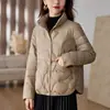 Nova jaqueta de algodão leve com enchimento de plumas 2026 para mulheres, modelo curto, gola alta, quente, da moda e estilosa, perfeita para usar em camadas durante a entre-safra