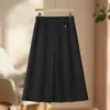 Falda de largo medio de principios de otoño hecha a medida, de cintura alta, semi-elástica, con abertura frontal y textura fluida para un look elegante y profesional