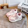 Tênis Versátil de Desenho Animado Infantil 2026 Outono/Inverno Novo Modelo Sapatos de Treino Alemães para Meninas Tênis Casuais de Carro para Meninos Pequenos