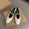 Design único, estilo de nicho, sapatos femininos de tira única com corte baixo, novos mocassins plissados de sola macia estilo francês 2024 para mulheres