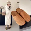 Mocasines bajos cerrados de ante con punta dividida, únicos y modernos, para mujer, sandalias casuales slip-on cómodas y versátiles