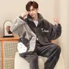 Pijama de forro polar coral para hombre, nuevo estilo otoño/invierno, corte holgado, forrado de forro polar, engrosado para abrigar, conjunto de cárdigan con temática de dibujos animados para estar en casa.