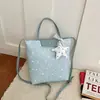 Comercio exterior estilo commuter transfronterizo coreano gran capacidad para mujer 2026 moda personalizada bolso de mano tote al hombro con dijes decorativos