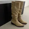 Botas altas de diseño otoño e invierno 2025 para mujer, de gamuza y piel suave, con punta, tacón grueso, tachonadas, hasta la pantorrilla, botas de tacón medio para mujer