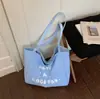Bolso floral simple y artístico versión coreana 2026, bolso cruzado plisado fresco y delicado estilo bosque, bolso de hombro casual y relajado para ir al trabajo