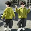 Conjunto de Otoño para Niños: Conjunto de Dos Piezas de Chaqueta de Punto y Pantalones a Rayas para Niños, Moda Coreana Nueva Estilo 2026 Ropa para Niños