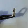 Anillo Estilo Europeo y Americano V-Gold Versión de Alta Gama con Tachuelas de Cabeza de Bala, Gruesamente Chapado en Oro Rosa de 18K, Moderno y Versátil, Venta Directa del Fabricante