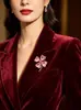 Elegante broche de cristal para mulheres, alfinete floral da moda cravejado de diamantes, acessório versátil para ternos, corsage de luxo leve e estiloso