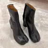 Botas femininas de tornozelo estilo novo 2026 em couro genuíno, botas femininas versáteis de salto alto em couro, nicho com salto grosso e bico dividido, botas estilo Martin com salto grosso