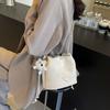 Bolsa de moda simples estilo ocidental feminina primavera 2025 nova bolsa casual moderna de nicho bolsa de ombro transversal bolsa balde