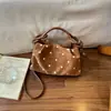 Bolsa de Ombro Cruzada de Mão com Bolinhas Nicho Estilo Coreano Nova Moda Outono 2026 Sensação de Alto Padrão Luxo Leve Simples Versátil