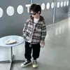 Abrigo de Lana a Cuadros con Capucha para Niños Otoño/Invierno 2026 Ropa de Invierno Nueva y Elegante para Bebés Cortavientos Acolchado de Algodón Top Fresco