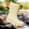 Botas de Chuva de Cano Médio Moda Transfronteiriça Femininas de Veludo Fixas Sapatos de Água Quentes Plataforma Versátil Sapatos de Borracha Antiderrapantes Sapatos de Cozinha