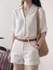 Elegante camisa de lino de manga corta con cuello en V estilo francés para mujer, camisa casual de verano holgada, top fino con estilo 'old money' de clase.