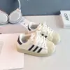 Zapatos Deportivos para Niñas 2026 Otoño Nuevo Estilo Primavera y Otoño Punta de Concha Zapatos para Niños Zapatos Blancos Niños Medianos y Grandes Zapatos de Skate Modernos