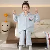 Pijama acolchoado feminino com bolsas de ar, de manga longa, fofo e adequado para outono e inverno, com estampa de desenho animado, e disponível para compra em lojas físicas.