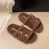 Elegantes sandalias sin cordones, que muestran tu gusto por la decoración del hogar.