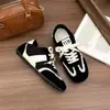 Sapatos casuais com contas de 6cm, novo estilo 2025, para aumentar a altura, para mulheres, tênis de treino alemães de outono, tênis pretos versáteis de nicho