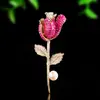 Broche de rosa de alta resistencia, tallo de flor completamente de diamantes con perlas de agua dulce, regalo navideño para mujeres, broche decorativo para abrigo