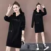 Vestido Suéter Tamanho Grande 200 Jin Feminino Comprimento Médio Vermelho Brilhante Novo Primavera Outono 2025 Redutor de Idade Com Capuz Estampa de Letra