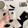 Calcetines de longitud media bordados con camelia y rosa, estilo japonés, dulces y cómodos, calcetines clásicos de rayas verticales en blanco y negro para primavera, verano, otoño e invierno